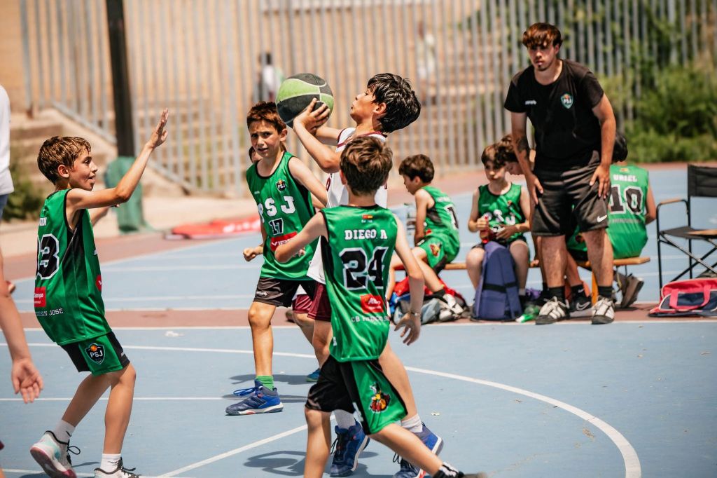 Partido del equipo Benjam&iacute;n del Colegio Las Rosas en la Pequecopa Colegial