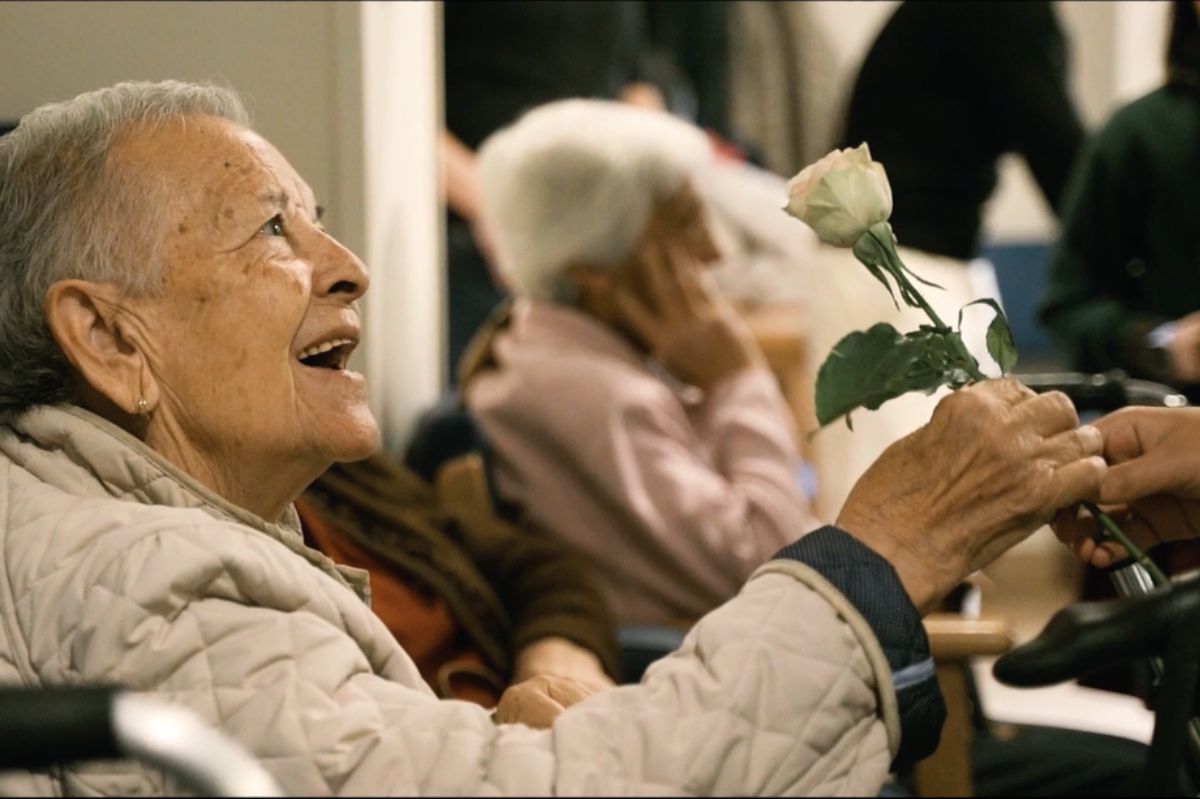 CERCA DE LOS MÁS MAYORES