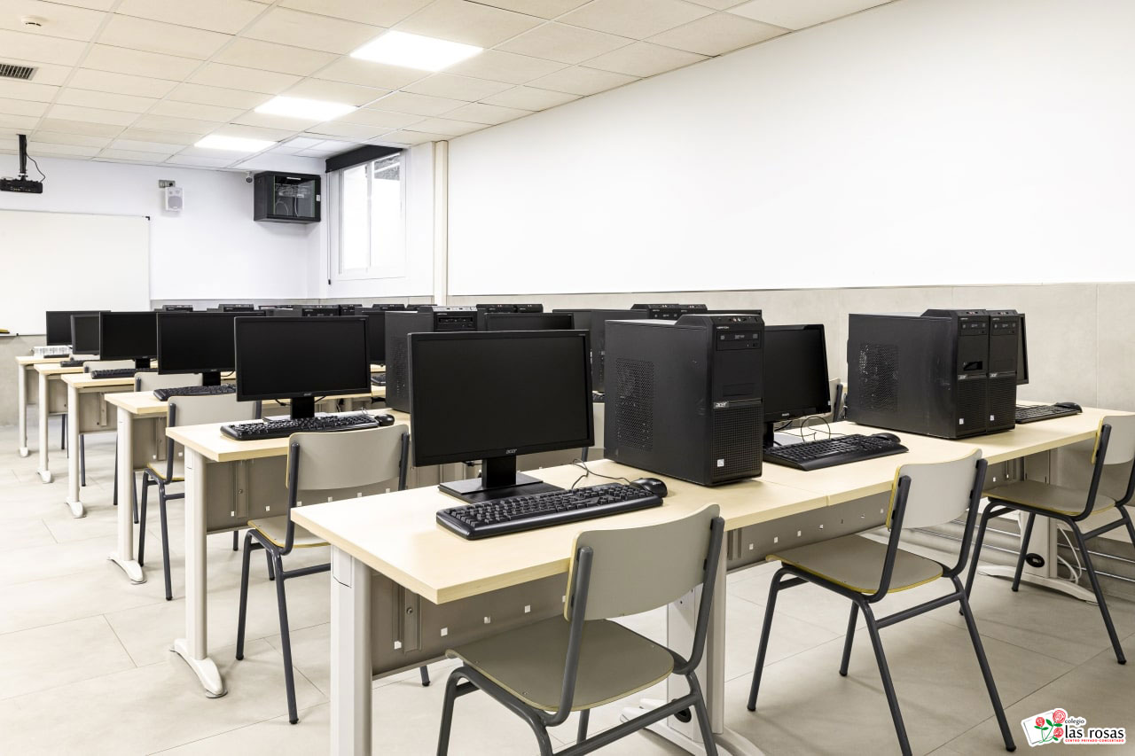 Aulas TIC con ordenadores para cada alumno/a